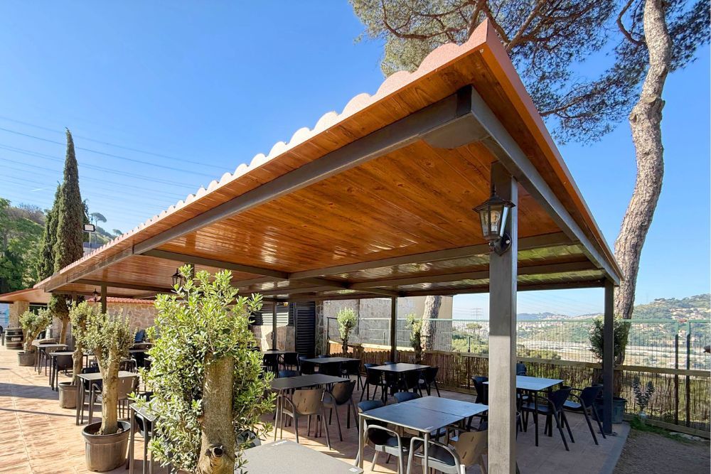 Salón comedor principal con luz natural y montaje de mesas en Restaurant Font de l'Alzina